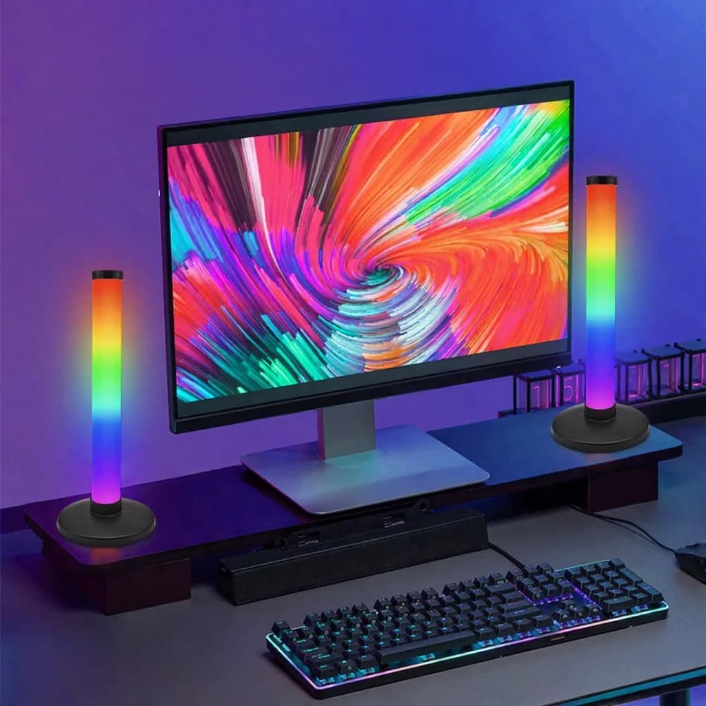 RGB meeleoluvalgus helisünkrooni ja rakenduse juhtimisega lauale
