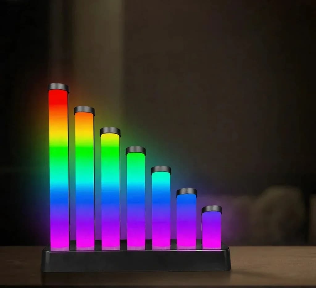 RGB helireageeriv LED lauavalgusti rakenduse juhtimisega